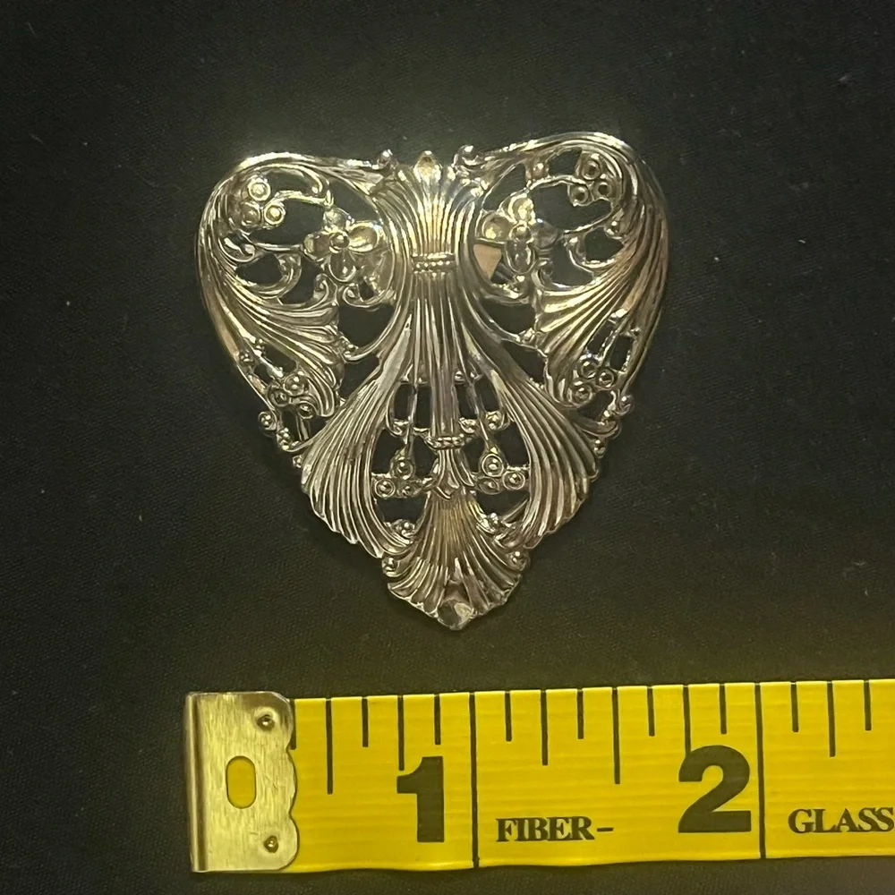 Vintage Silver Tone Textured Filigree Scarf Clip Jeri Lou